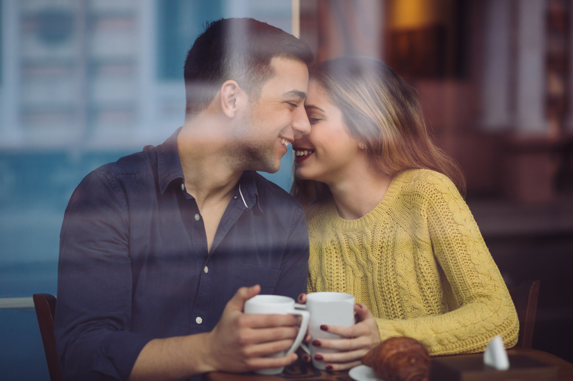 Couple amoureux buvant un café