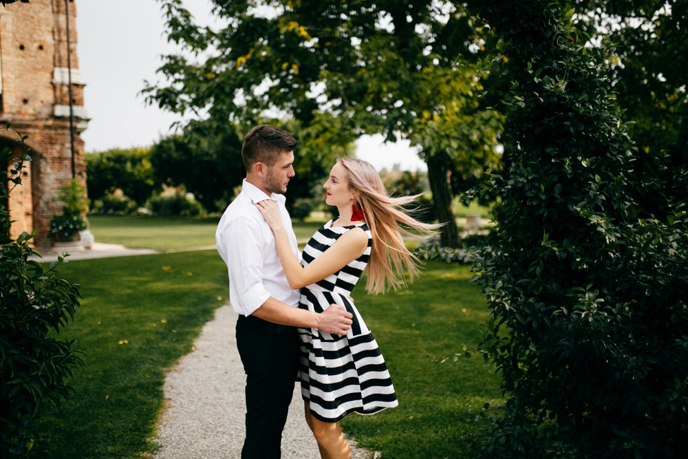 Couple lors d’un rendez-vous romantique dans un parc près d’Angers, rencontre organisée via l’application Jecontact