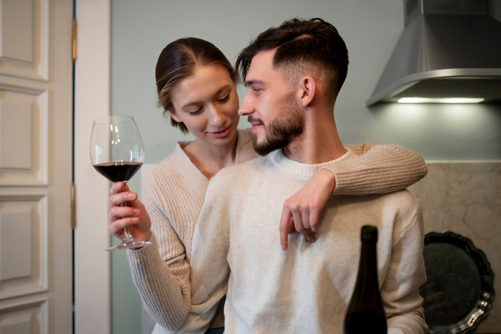Couple partageant un verre de vin lors d’un rendez-vous romantique à Bordeaux, rencontre organisée via l’application Jecontact