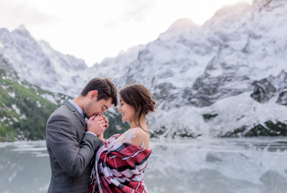 Couple lors d’un rendez-vous romantique face aux montagnes près de Grenoble, rencontre organisée via l’application Jecontact
