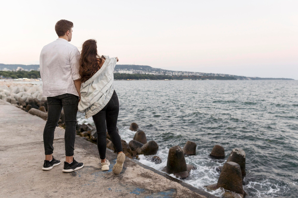 Couple face à la mer sur la digue du Havre lors d’un rendez-vous romantique, rencontre organisée via l’application Jecontact