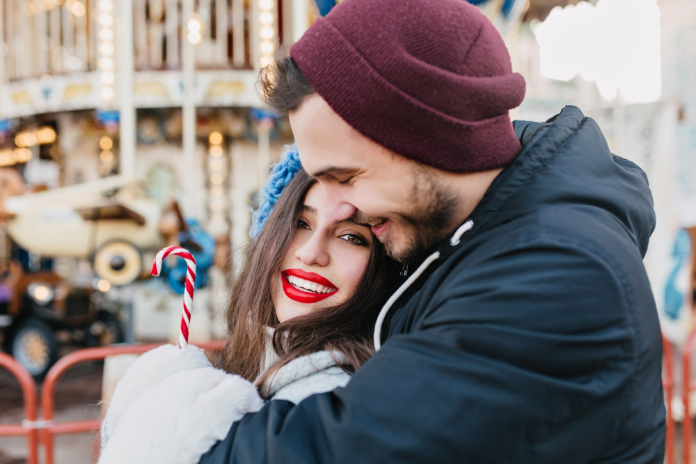 Couple lors d’un rendez-vous romantique dans une fête foraine à Lille, rencontre organisée via l’application Jecontact