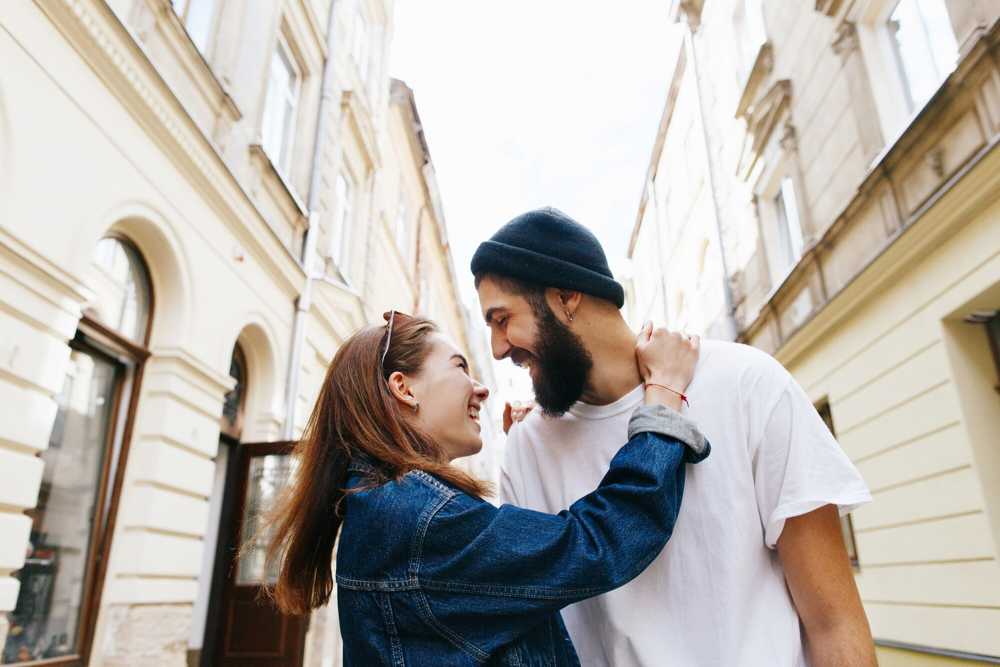 Couple lors d’un rendez-vous romantique dans une ruelle du vieux Lyon, rencontre organisée via l’application Jecontact