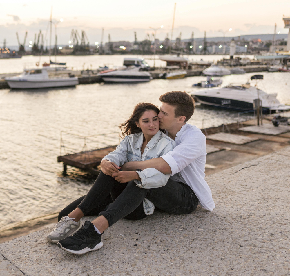 Couple lors d’un rendez-vous romantique face au port de Marseille, rencontre organisée via l’application Jecontact
