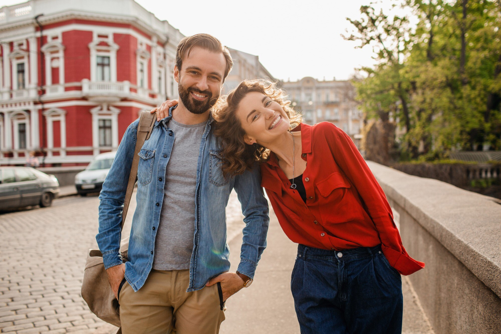 Couple lors d’un rendez-vous romantique dans les rues du centre de Montpellier, rencontre organisée via l’application Jecontact