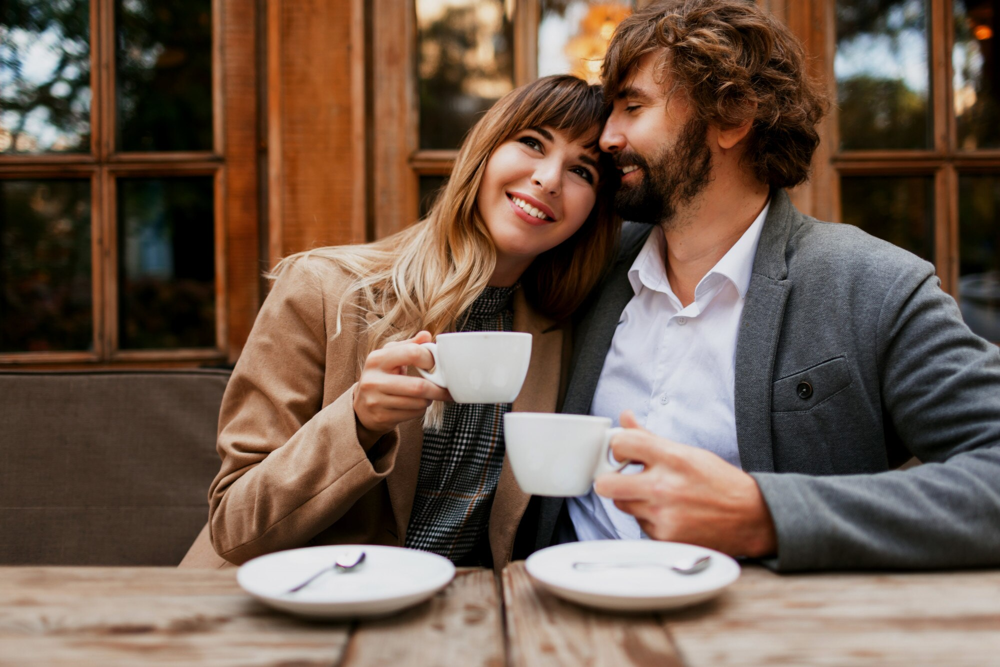 Couple partageant un café lors d’un rendez-vous romantique à Nantes, rencontre organisée via l’application Jecontact