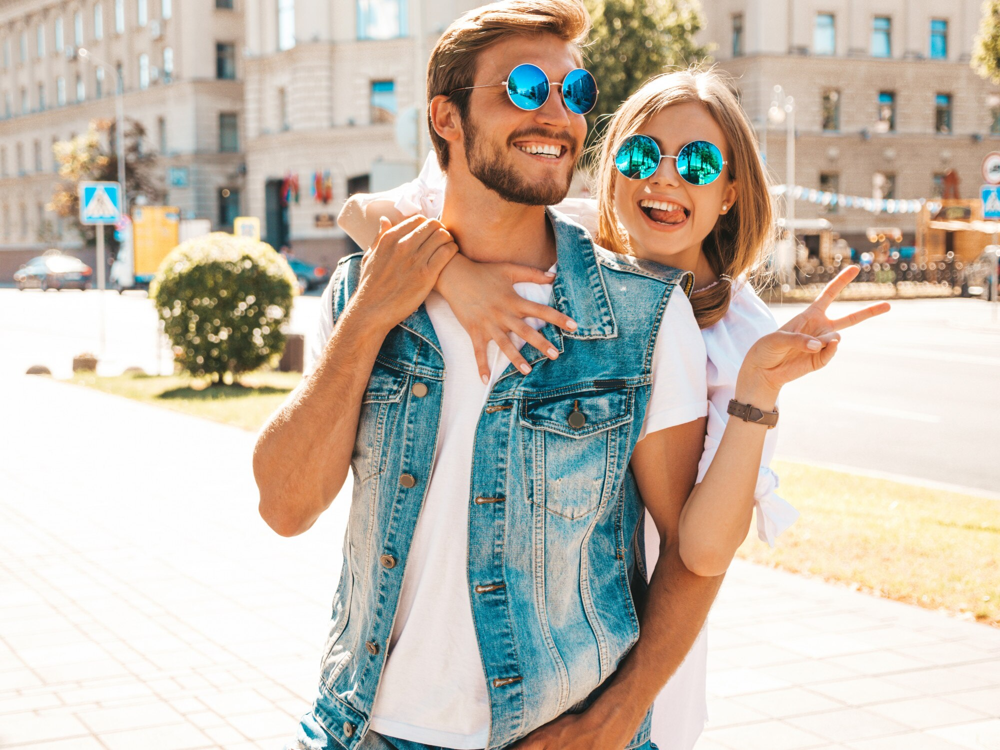 Couple lors d’un rendez-vous romantique dans les rues de Nice, rencontre organisée via l’application Jecontact