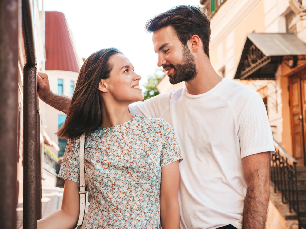 Couple lors d’un rendez-vous romantique dans une ruelle du sud de la France à Nîmes, rencontre organisée via l’application Jecontact