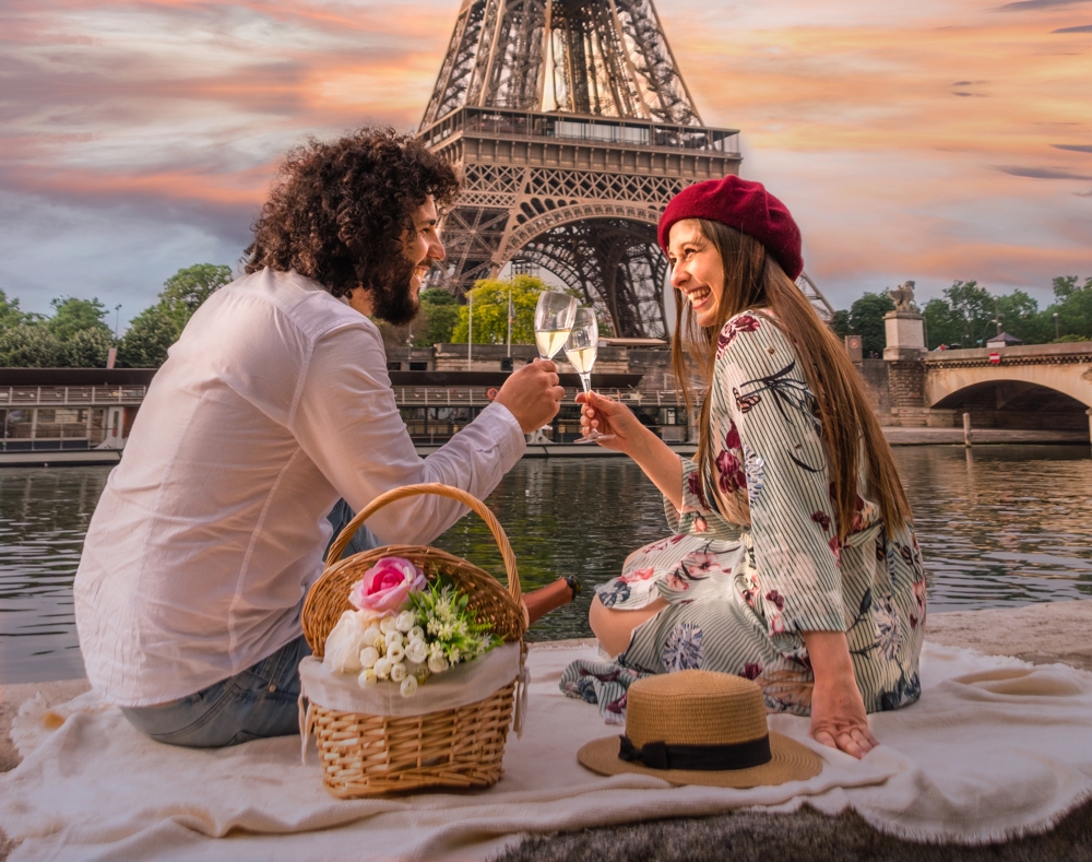 Couple lors d’un rendez-vous romantique devant la Tour Eiffel, rencontre organisée via l’application Jecontact