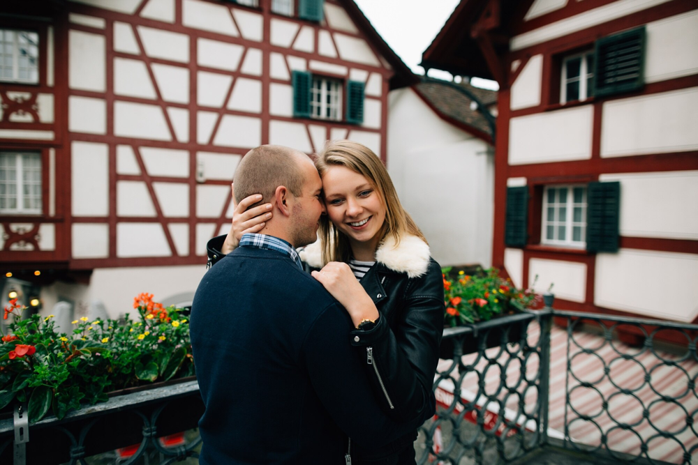 Couple s’enlaçant dans une ruelle à pans de bois lors d’un rendez-vous romantique, rencontre organisée via l’application Jecontact