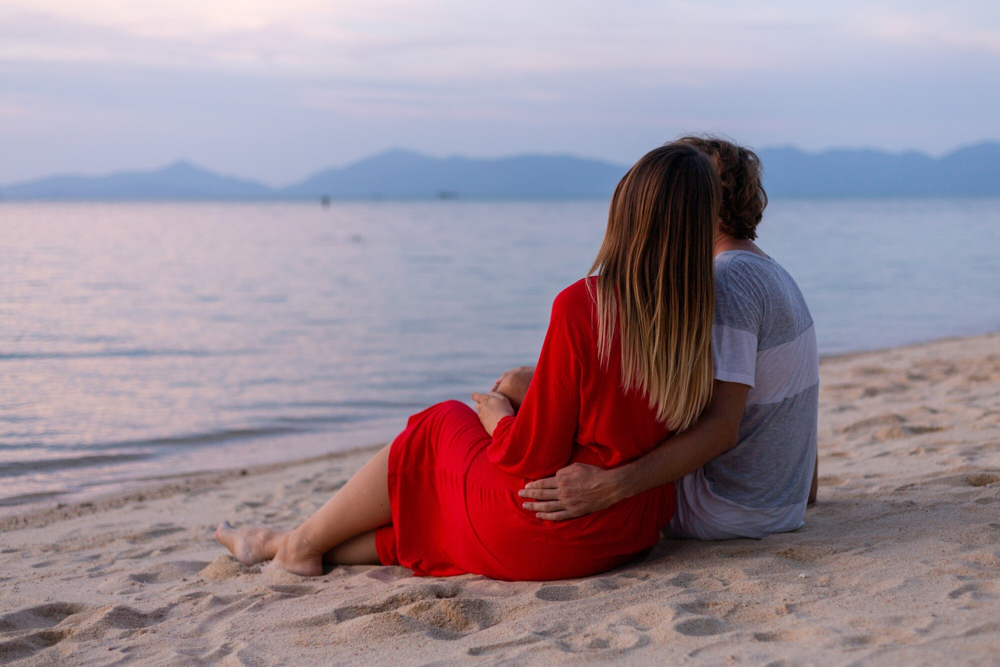 Couple face à la mer lors d’un rendez-vous romantique à Toulon, rencontre organisée via l’application Jecontact