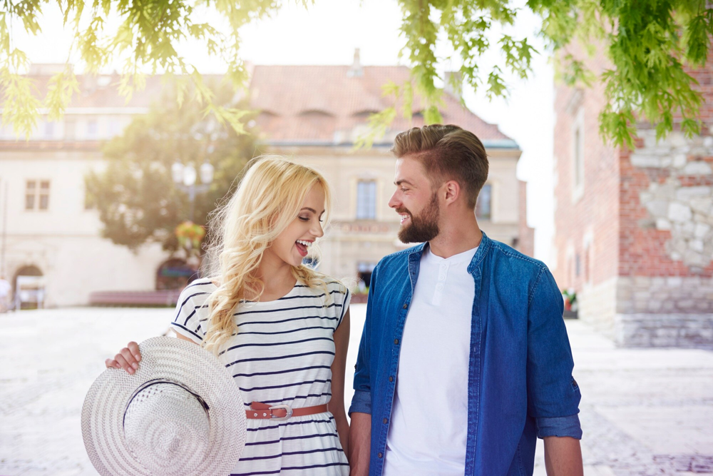 Couple lors d’un rendez-vous romantique sur une place historique de Toulouse, rencontre organisée via l’application Jecontact
