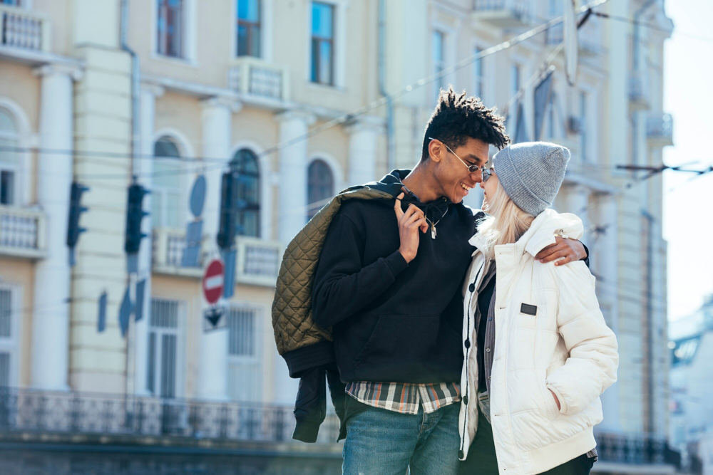 Couple lors d’un rendez-vous romantique dans une rue de Villeurbanne, rencontre organisée via l’application Jecontact