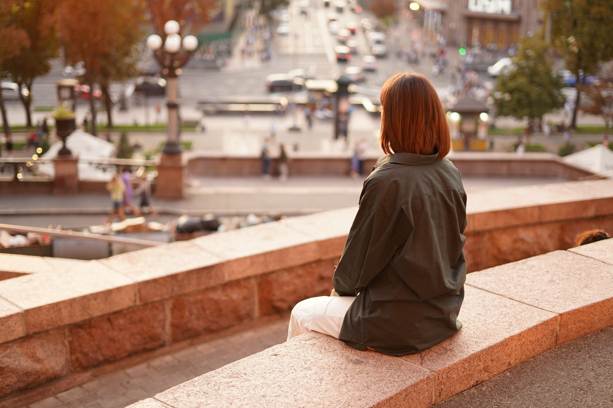 Femme au coucher du soleil, vue sur la ville, liberté, vibrations positives